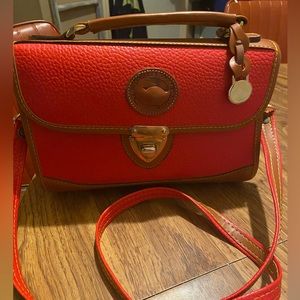 Vintage Dooney & Bourke crossbody purse. In great cond. All weather Leather